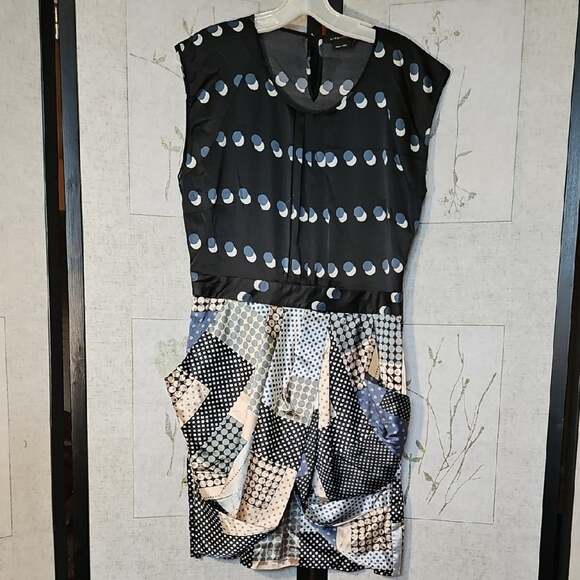 BCBGMaxAzria Dresses & Skirts - BCBGMaxAzria Black and Blue Sleeveless Sheath Midi Cocktail Dress